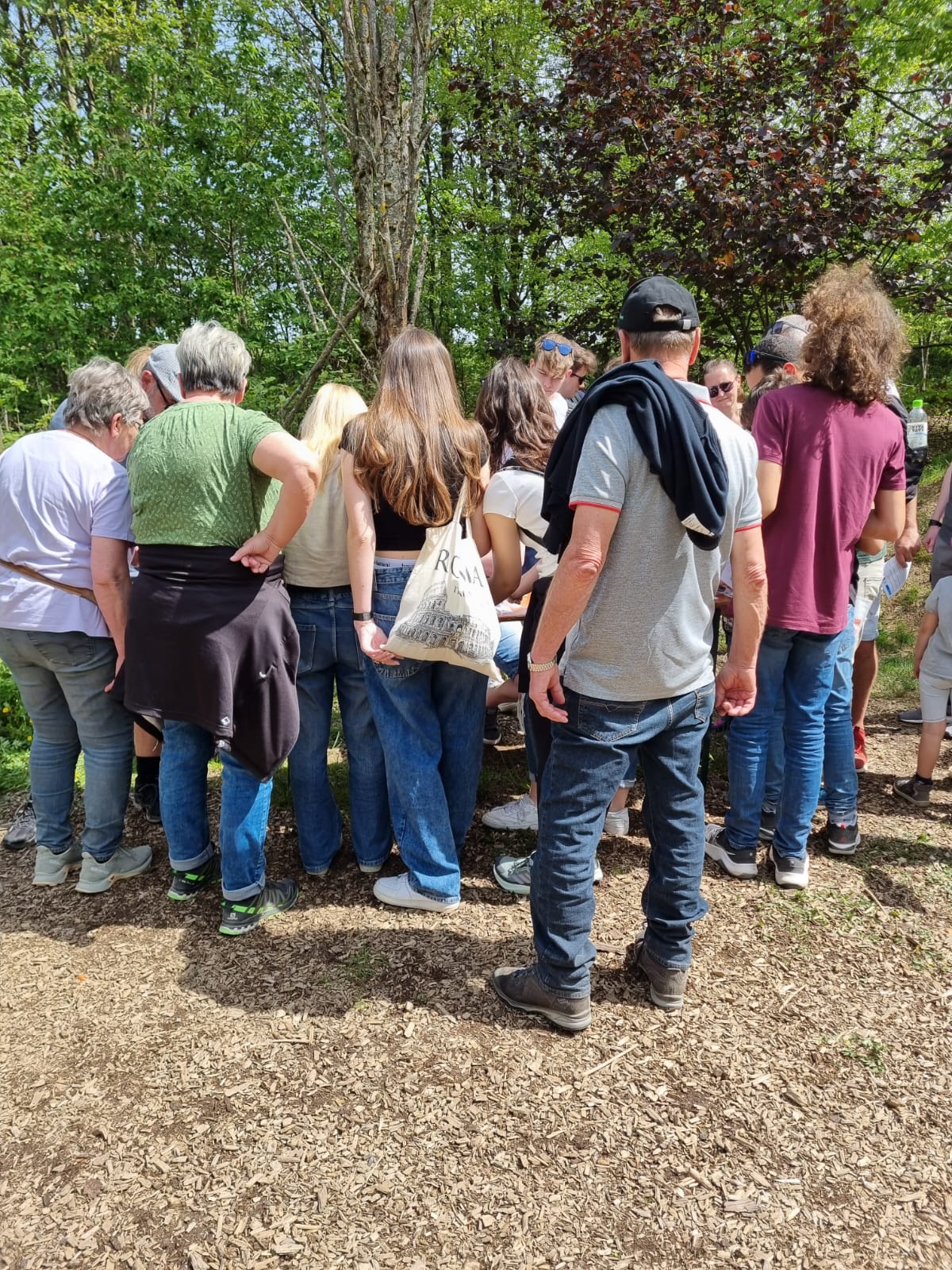 Bildersuchwanderung 2024 - Wanderer beim Gegenstände schätzen