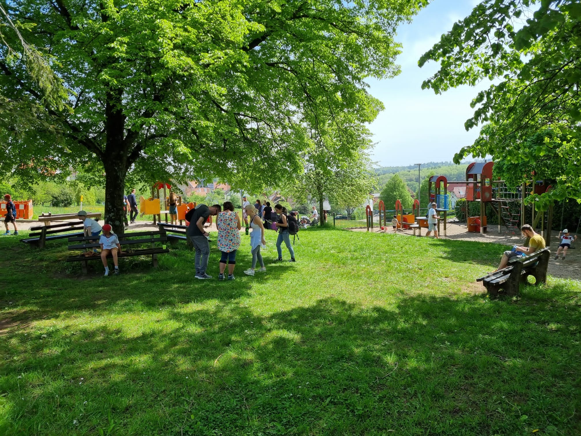 Bildersuchwanderung 2024 - Wanderer am Spielplatz