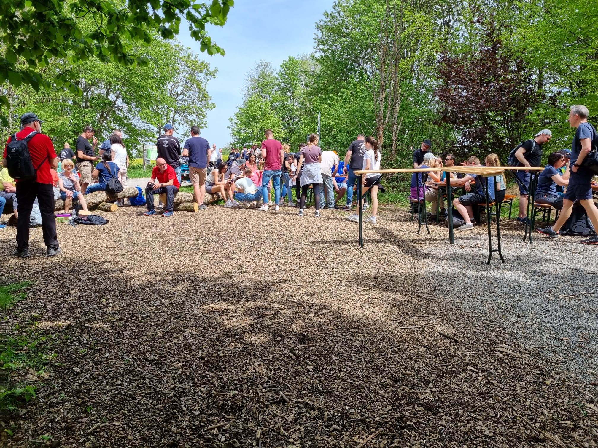 Bildersuchwanderung 2024 - Wanderer an der Verpflegungsstadion
