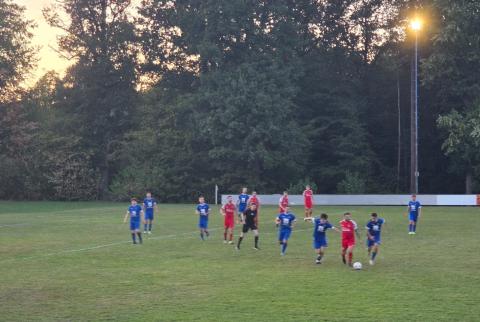Bitterer Knockout in der Nachspielzeit: SV Völkersbach verliert dramatisches Flutlichtderby bei der SpG Burbach/Pfaffenrot 